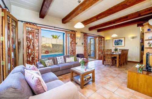 Sannat House | Pet-Friendly Casetta Menzja Bungalow with Pool & High Ratings