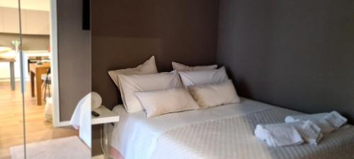 Albate Apartment | Discover Casetta Robinie: Family-Friendly with Breakfast