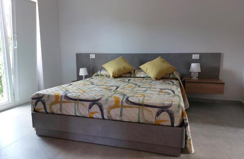 L'Aquila House | Pet-Friendly Retreat: Casetta San Marciano Pile Awaits