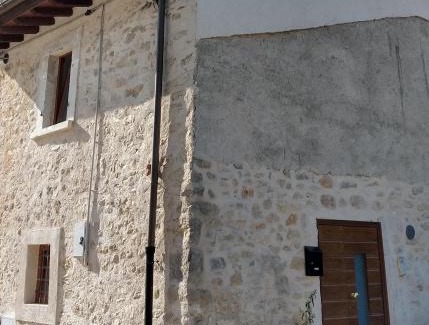 Roio Piano House | Charming Casetta Tipica in Borgo with Hot Tub, Rated 9/10