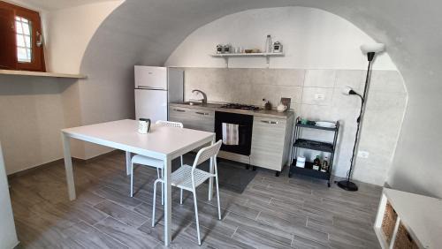 Roio Piano House | Charming Casetta Tipica in Borgo with Hot Tub, Rated 9/10