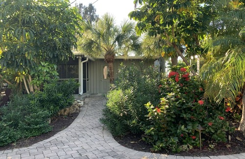 Nokomis House | Unwind at Casey Key Beach Getaway with Oceanfront Bliss