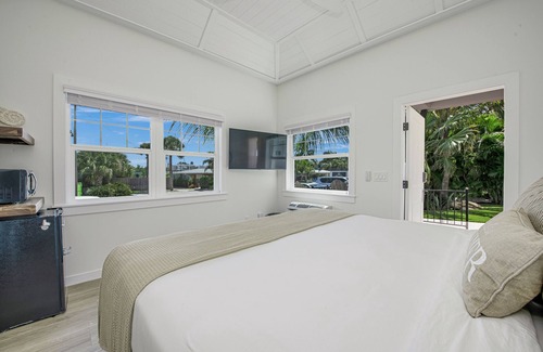 Nokomis Hotel | Beachfront Bliss at Casey Key Resorts with Family Amenities