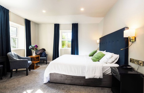 Baltimore Hotel | Exquisite Casey's of Baltimore: Pool, Dining & Family Fun