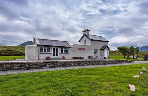 Donegal Cabin | Family-Friendly Stay Near Cashelnagor Railway Station