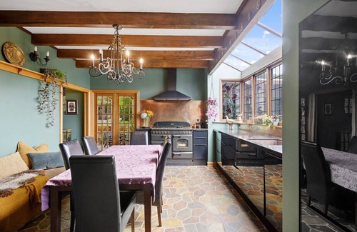 Cashmere House | Family-Friendly Cashmere Views with Breakfast & Kitchen