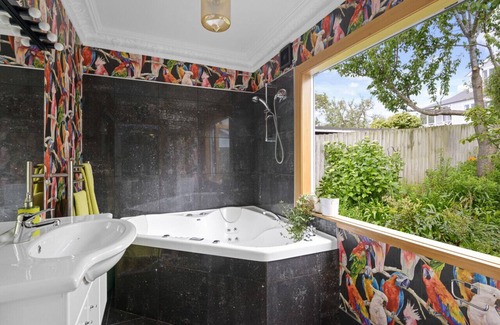 Cashmere House | Family-Friendly Cashmere Views with Breakfast & Kitchen
