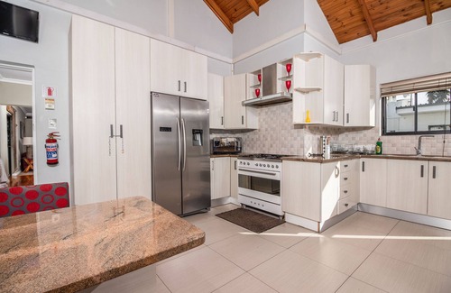 Port Elizabeth House | Discover Cashmere Suites: Family-Friendly with Spa & Breakfast