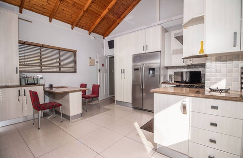 Port Elizabeth House | Discover Cashmere Suites: Family-Friendly with Spa & Breakfast