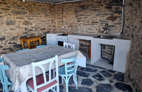A Rua Cottage | Discover Casiña do Cerexeiro Roblido: Pet-Friendly Retreat
