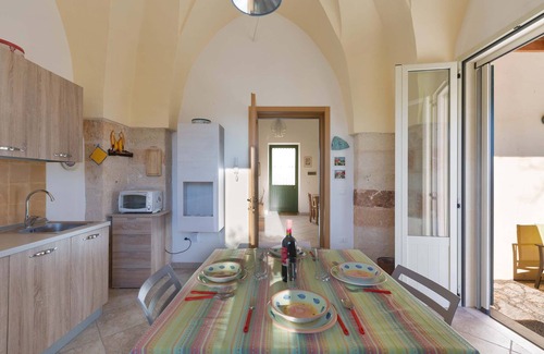 Monteroni di Lecce Apartment | Cozy Stay at 1756 Casina Farnarari with Kitchen & Breakfast