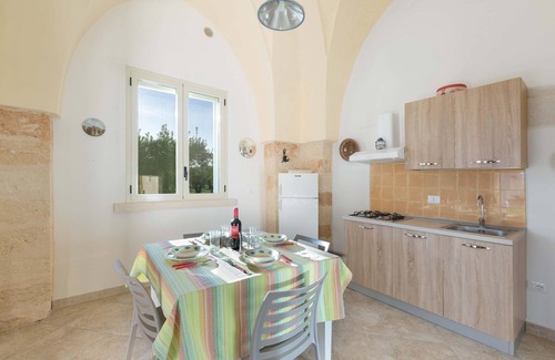 Monteroni di Lecce Apartment | Cozy Stay at 1756 Casina Farnarari with Kitchen & Breakfast