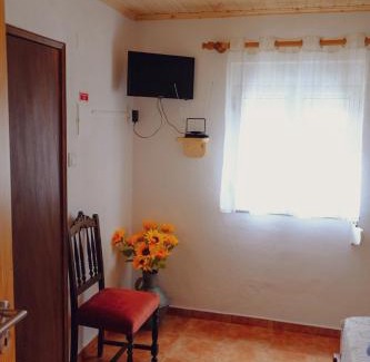 Gois Apartment | Pet-Friendly Getaway at Casinha da Eira - Rated 9/10