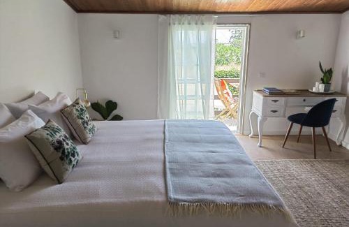 Charneca de Caparica e Sobreda House | Pet-Friendly Retreat at Casinha do Chico for Families