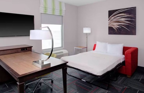 Columbus Hotel | Columbus Stay: Poolside Relaxation with Free Breakfast & WiFi
