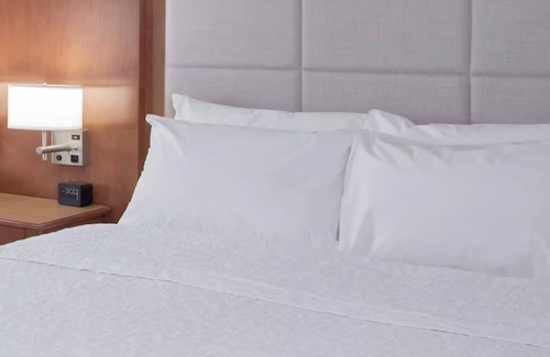 Columbus Hotel | Columbus Stay: Poolside Relaxation with Free Breakfast & WiFi