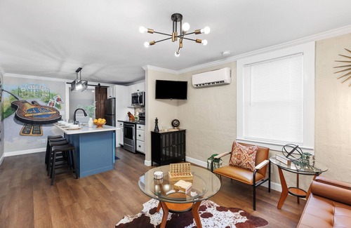 Bristol House | Experience a Cozy 2 Bedroom Bungalow Near Bristol Casino