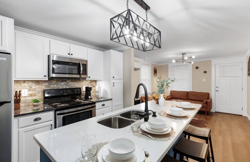 Bristol House | Experience a Cozy 2 Bedroom Bungalow Near Bristol Casino