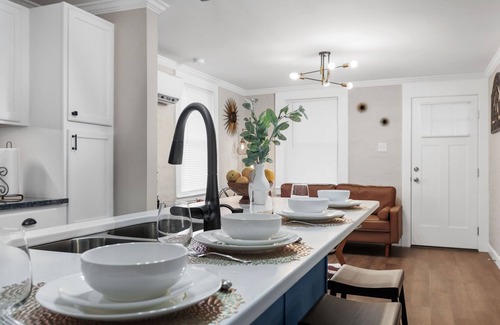 Bristol House | Experience a Cozy 2 Bedroom Bungalow Near Bristol Casino