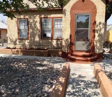 Truth or Consequences House | Pet-Friendly Retreat at Casita De Agua Encanto