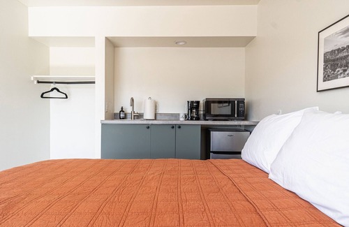 Torrey Hotel | Cozy Casita Inn #5 - Queen Room with Kitchen & Breakfast