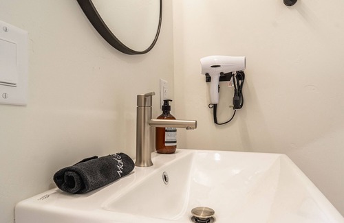 Torrey Hotel | Cozy Casita Inn #5 - Queen Room with Kitchen & Breakfast