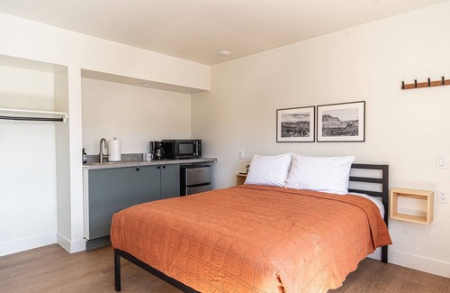 Torrey Hotel | Cozy Casita Inn #5 - Queen Room with Kitchen & Breakfast