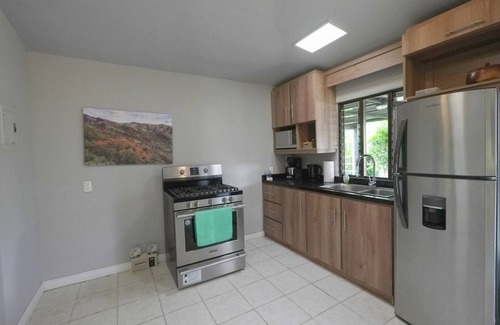 San Isidro House | Tranquil Casita Jacaranda with Pool & Spa Near SJO Airport