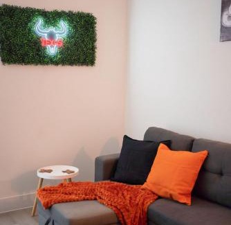 McNeil Apartment | Casita Longhorn - 10 mins from Q2 - Boats for Rent