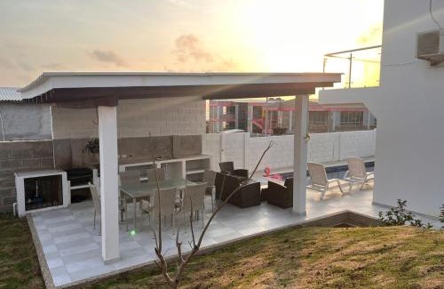 Santa Veronica Villa | Pet-Friendly Casita Madrigal with Oceanfront Pool