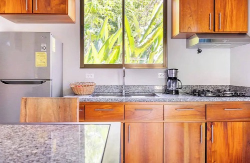 Uvita Cottage | Casita Tropical, walking to the beachn