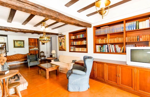 Revilla House | Beautiful Casona with Expansive Garden - Rated 9.3/10