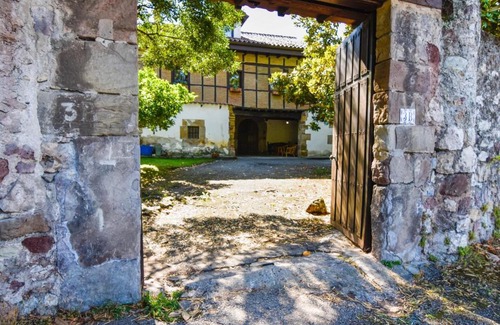 Revilla House | Beautiful Casona with Expansive Garden - Rated 9.3/10