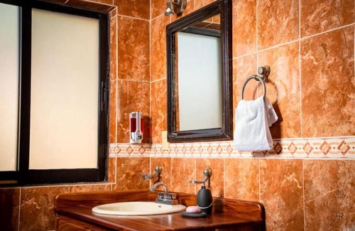 San Lorenzo Cacaotepec House | Relaxing Family Retreat with Pool for 14 Guests