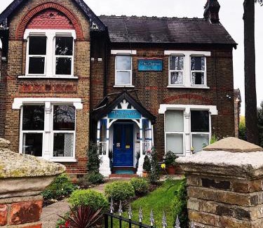Ealing House | Cozy Caspian Hotel - Family-Friendly with Excellent Reviews
