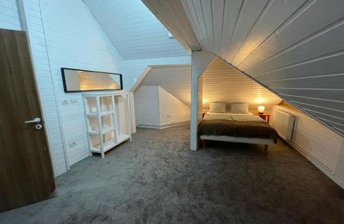 Bozovici Cabin | Oceanfront Cassa-Grande: Family-Friendly Retreat with Views