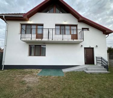 Bozovici Cabin | Oceanfront Cassa-Grande: Family-Friendly Retreat with Views