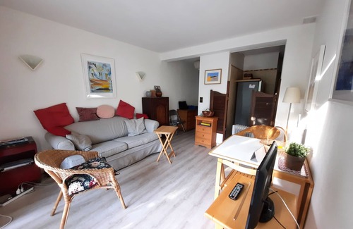 Cassis Apartment | Cozy Cassis Retreat: 4-Person Stay with Terrace & Beach Access