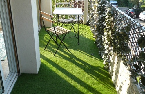 Cassis Apartment | Bright Downtown Apartment with Ocean View & Pool Access