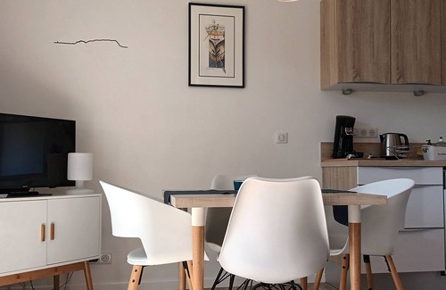 Cassis Apartment | Airy Cassis T2: Family-Friendly with Ocean Views