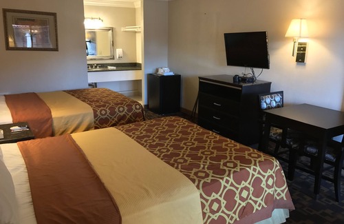 Castaic Hotel | Convenient Castaic Inn Steps from Six Flags Magic Mountain