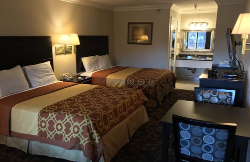 Castaic Hotel | Convenient Castaic Inn Steps from Six Flags Magic Mountain