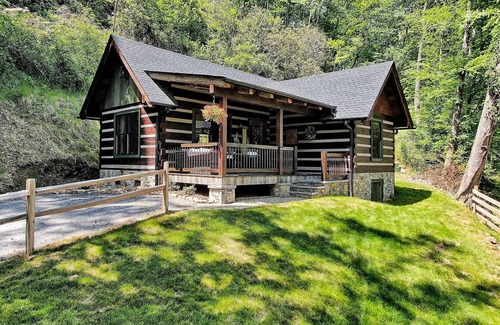Waynesville Cabin | Private CastAway Waterfront Cabin with Outdoor Cabana & Spa