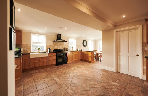Banc-y-felin Cottage | Castell Y Waun: Traditional Farmhouse with Hot Tub & Ocean View