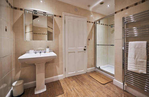 Banc-y-felin Cottage | Castell Y Waun: Traditional Farmhouse with Hot Tub & Ocean View