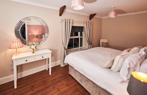 Banc-y-felin Cottage | Castell Y Waun: Traditional Farmhouse with Hot Tub & Ocean View