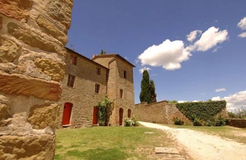 Monte San Savino House | Relax at Castello di Gargonza: Pet-Friendly Stay Awaits