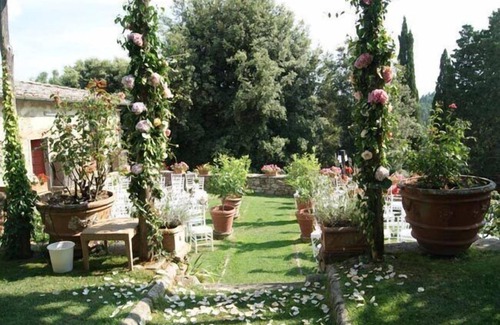 Monte San Savino House | Relax at Castello di Gargonza: Pet-Friendly Stay Awaits