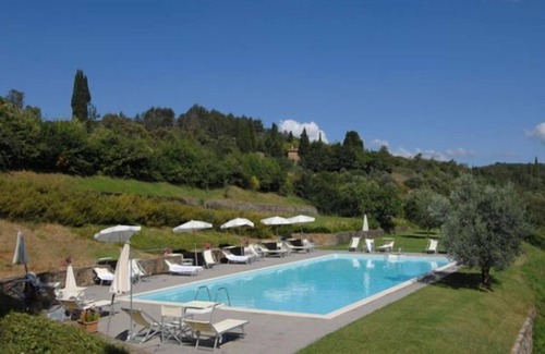 Monte San Savino House | Relax at Castello di Gargonza: Pet-Friendly Stay Awaits