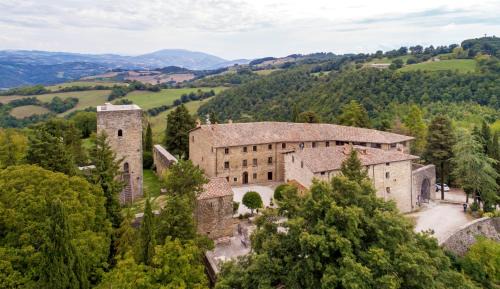 Monteluiano Hotel | Discover Castello Di Petroia: Pet-Friendly Oceanfront Retreat